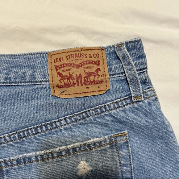 Levi's 501 Cutoff Shorts Women's 31 Medium to Light Wash Distressed Denim - Picture 5 of 10